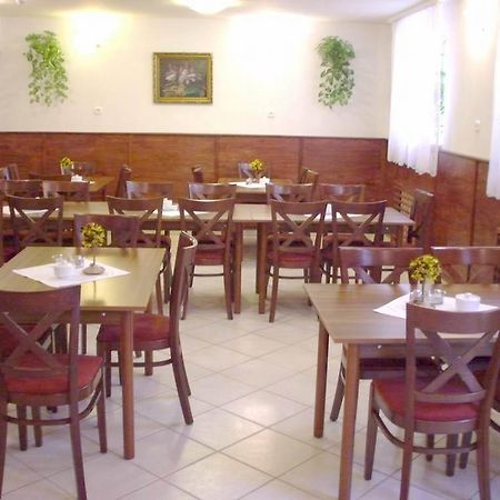 Corvin Hotel Gyor Bagian luar foto