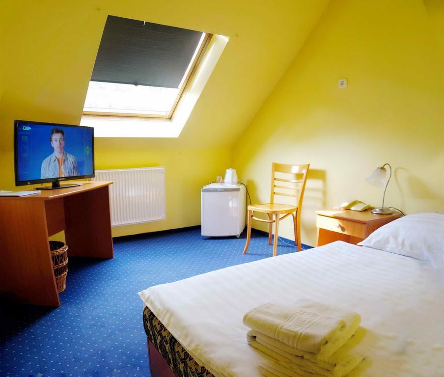 Corvin Hotel Gyor Bagian luar foto