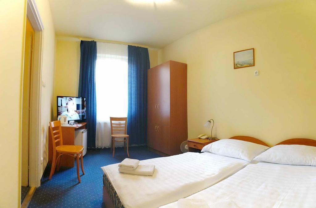 Corvin Hotel Gyor Bagian luar foto