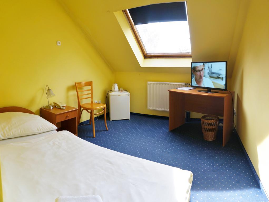 Corvin Hotel Gyor Bagian luar foto