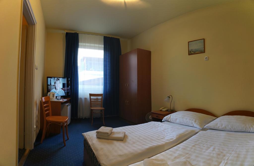 Corvin Hotel Gyor Ruang foto