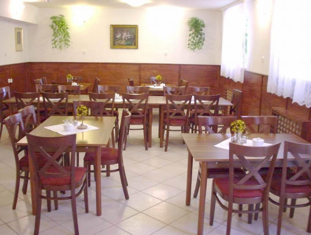Corvin Hotel Gyor Bagian luar foto