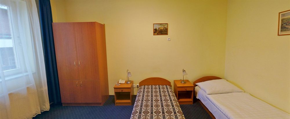 Corvin Hotel Gyor Bagian luar foto