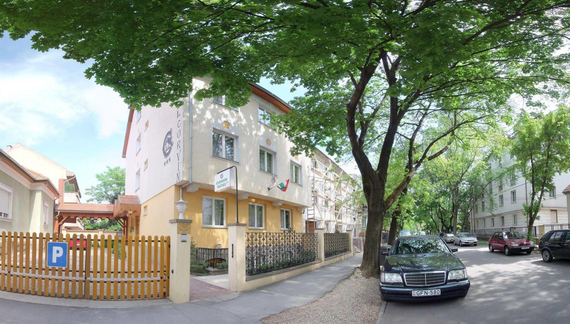 Corvin Hotel Gyor Bagian luar foto
