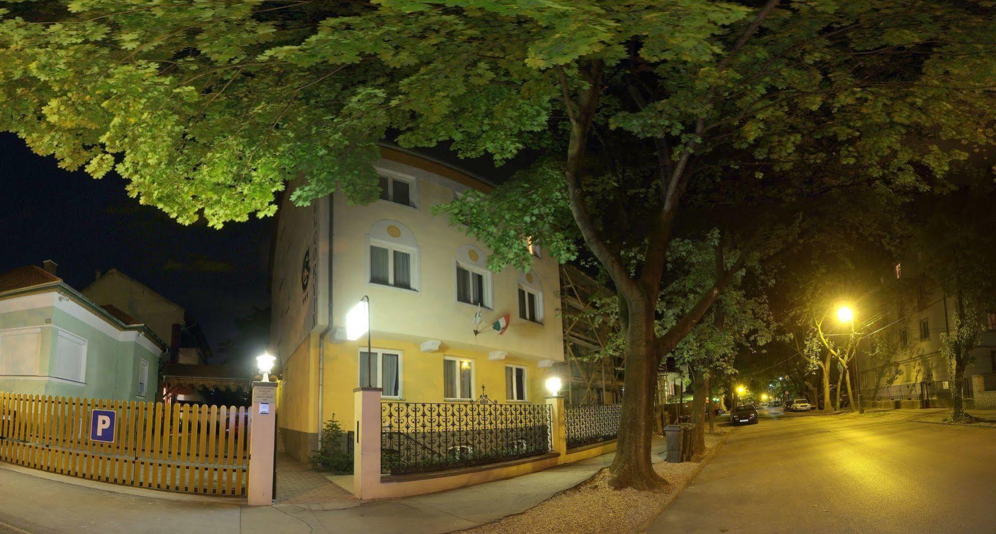 Corvin Hotel Gyor Bagian luar foto