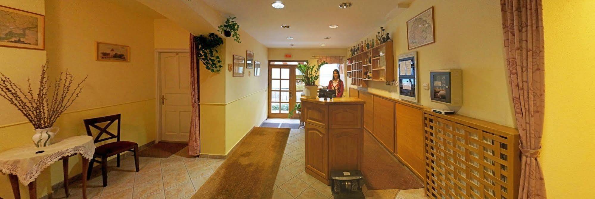 Corvin Hotel Gyor Bagian luar foto