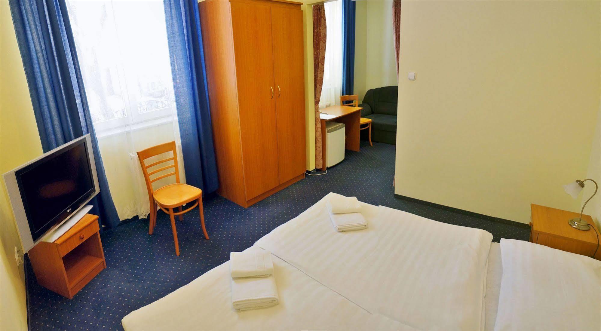 Corvin Hotel Gyor Bagian luar foto