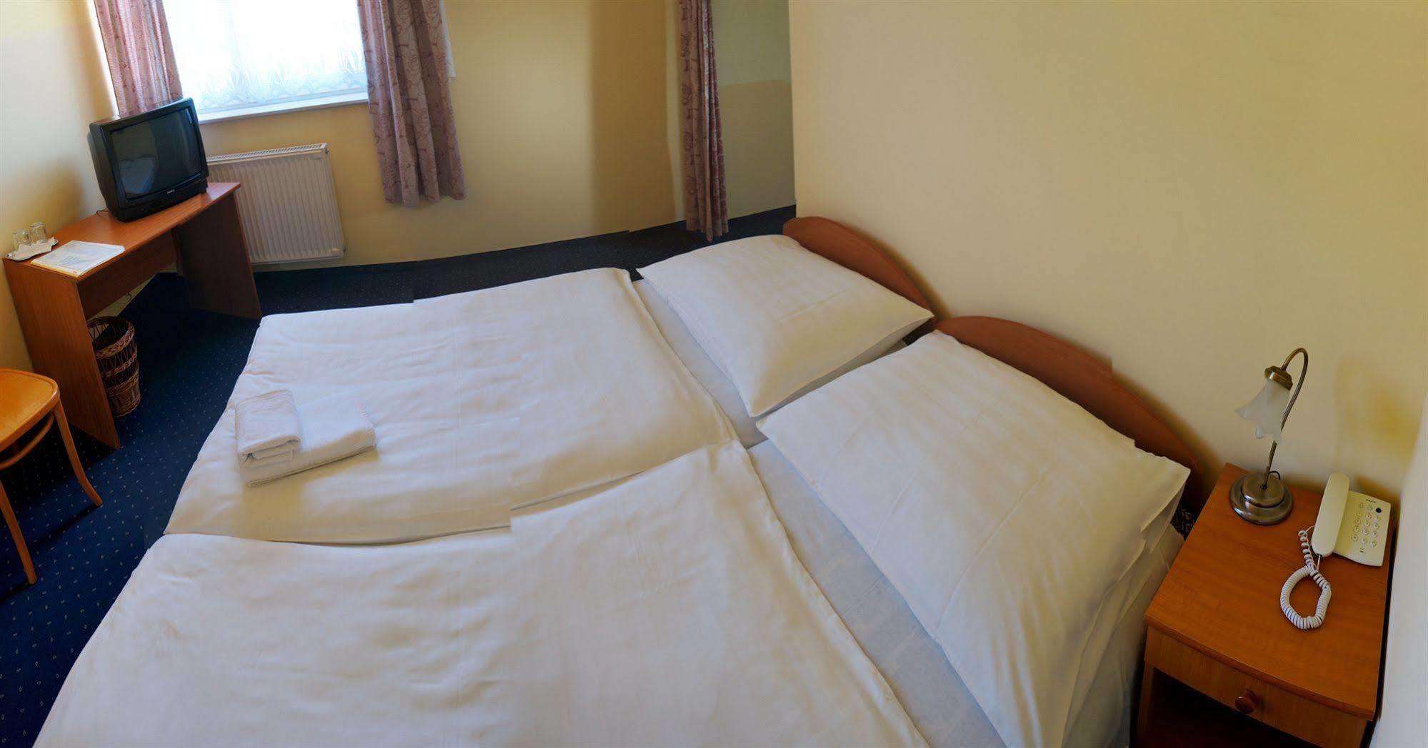 Corvin Hotel Gyor Bagian luar foto