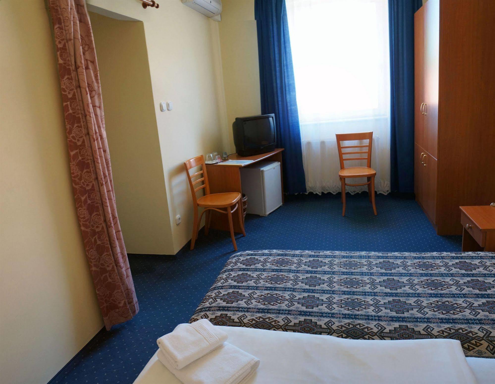 Corvin Hotel Gyor Bagian luar foto