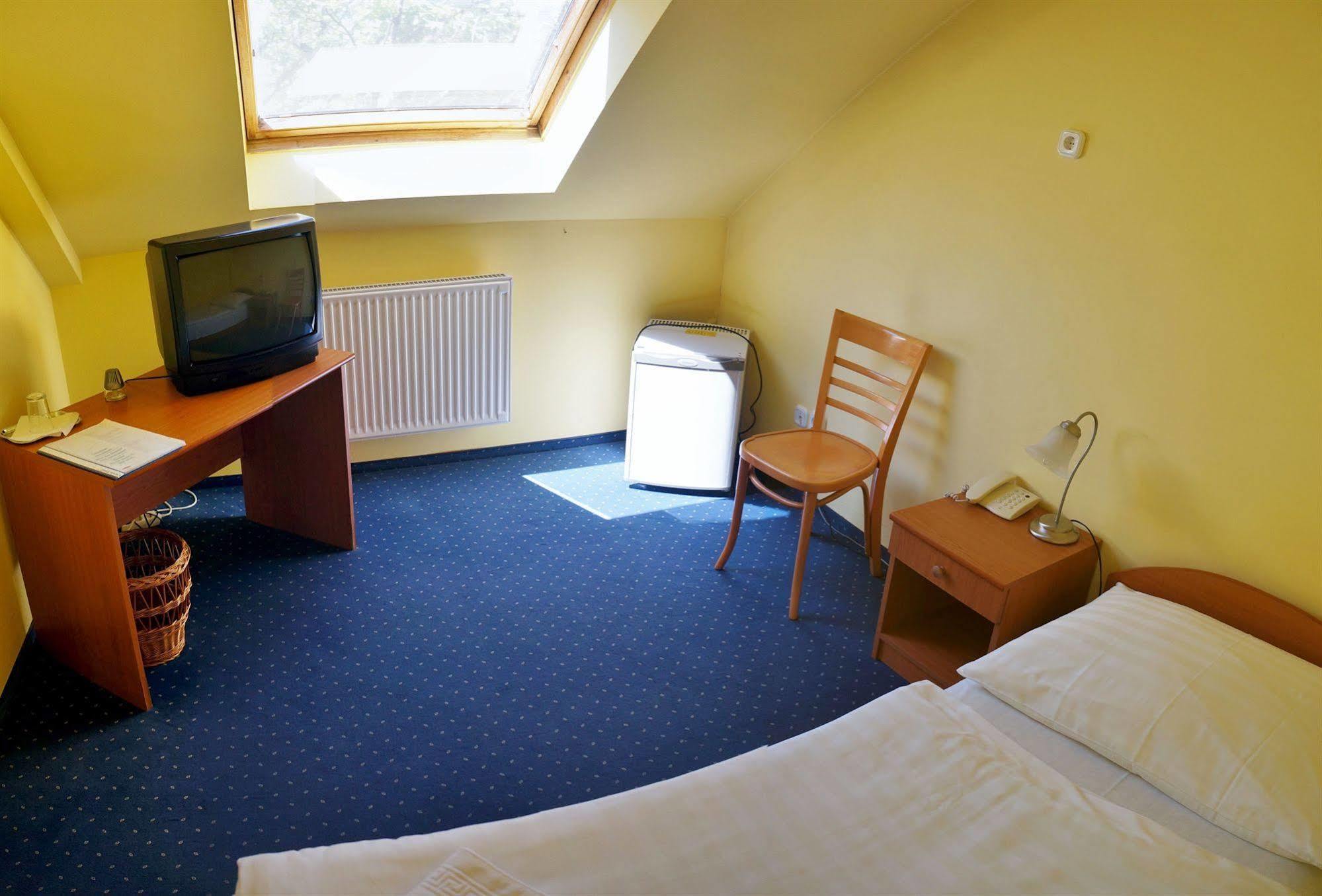 Corvin Hotel Gyor Bagian luar foto