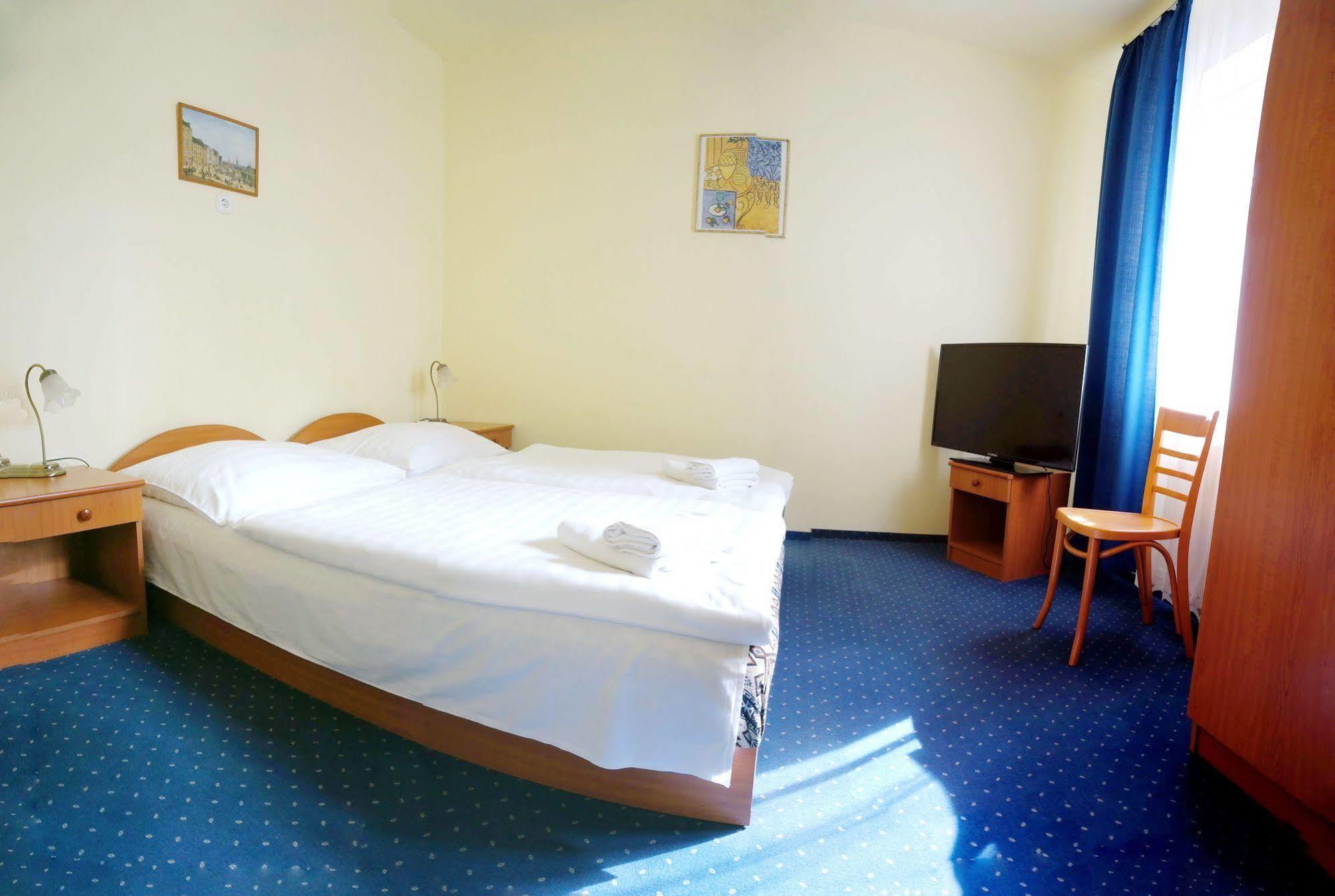 Corvin Hotel Gyor Bagian luar foto