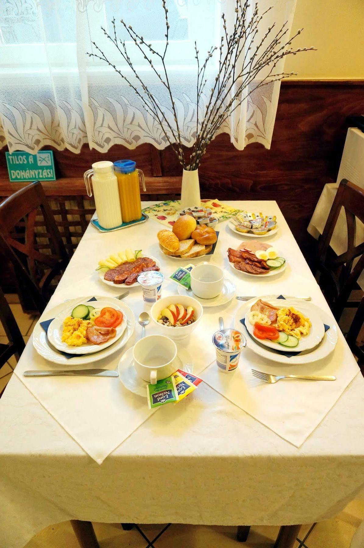 Corvin Hotel Gyor Bagian luar foto