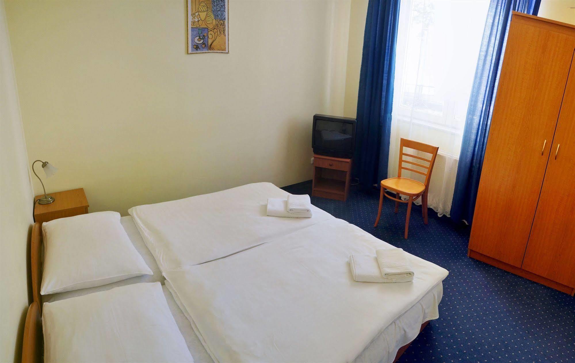 Corvin Hotel Gyor Bagian luar foto