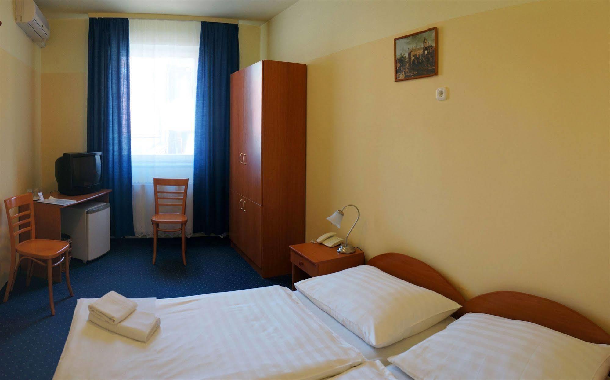 Corvin Hotel Gyor Bagian luar foto