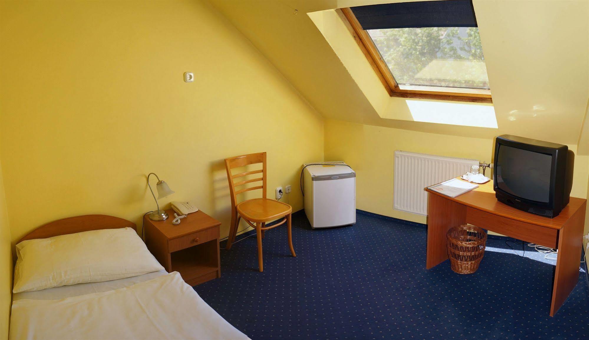 Corvin Hotel Gyor Bagian luar foto