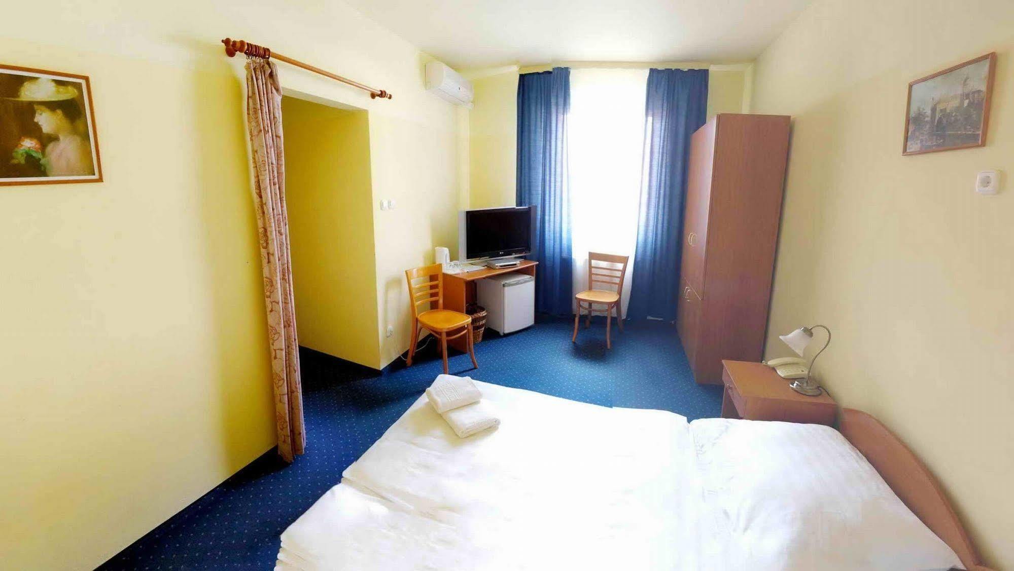 Corvin Hotel Gyor Bagian luar foto