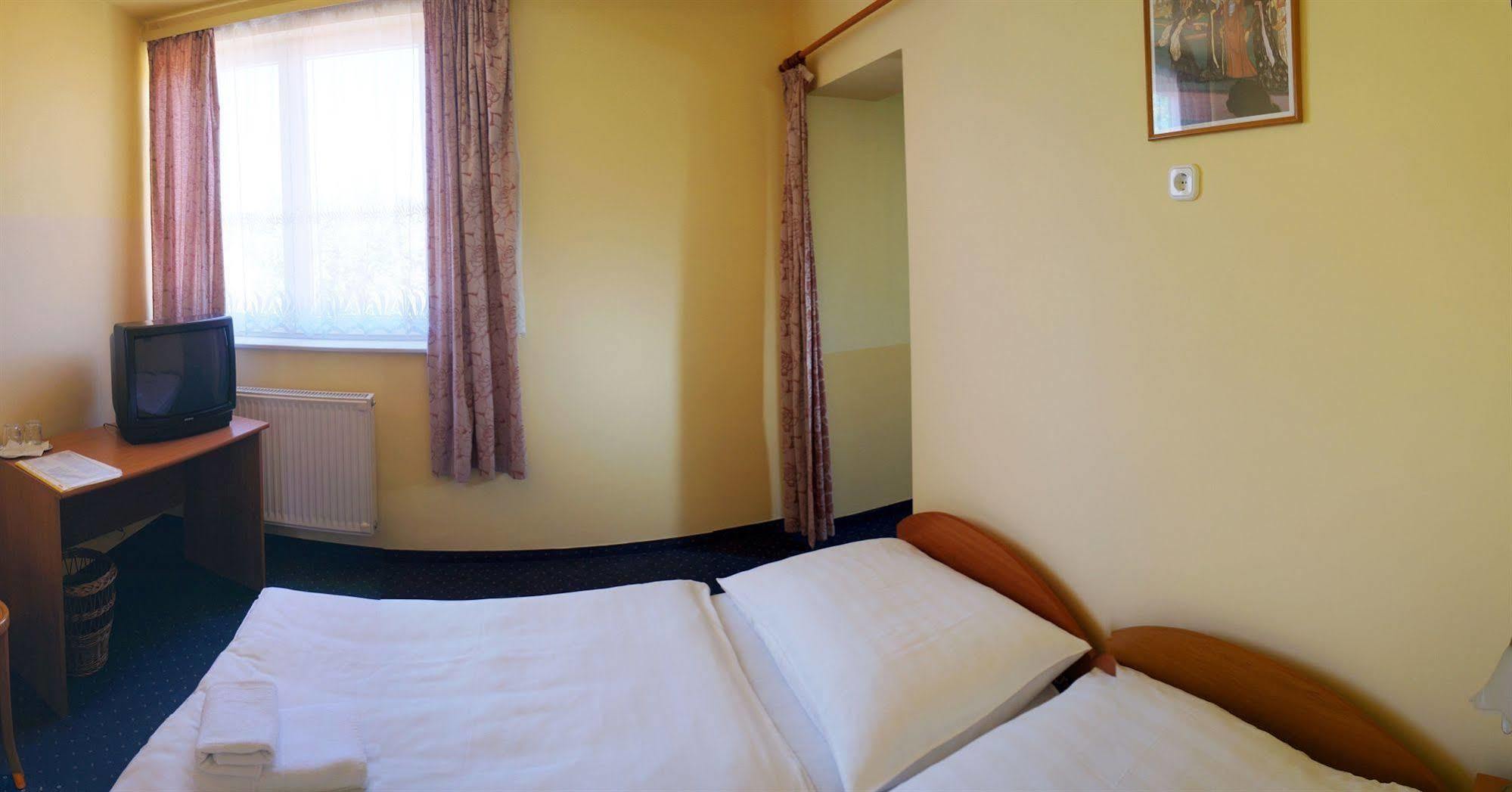 Corvin Hotel Gyor Bagian luar foto