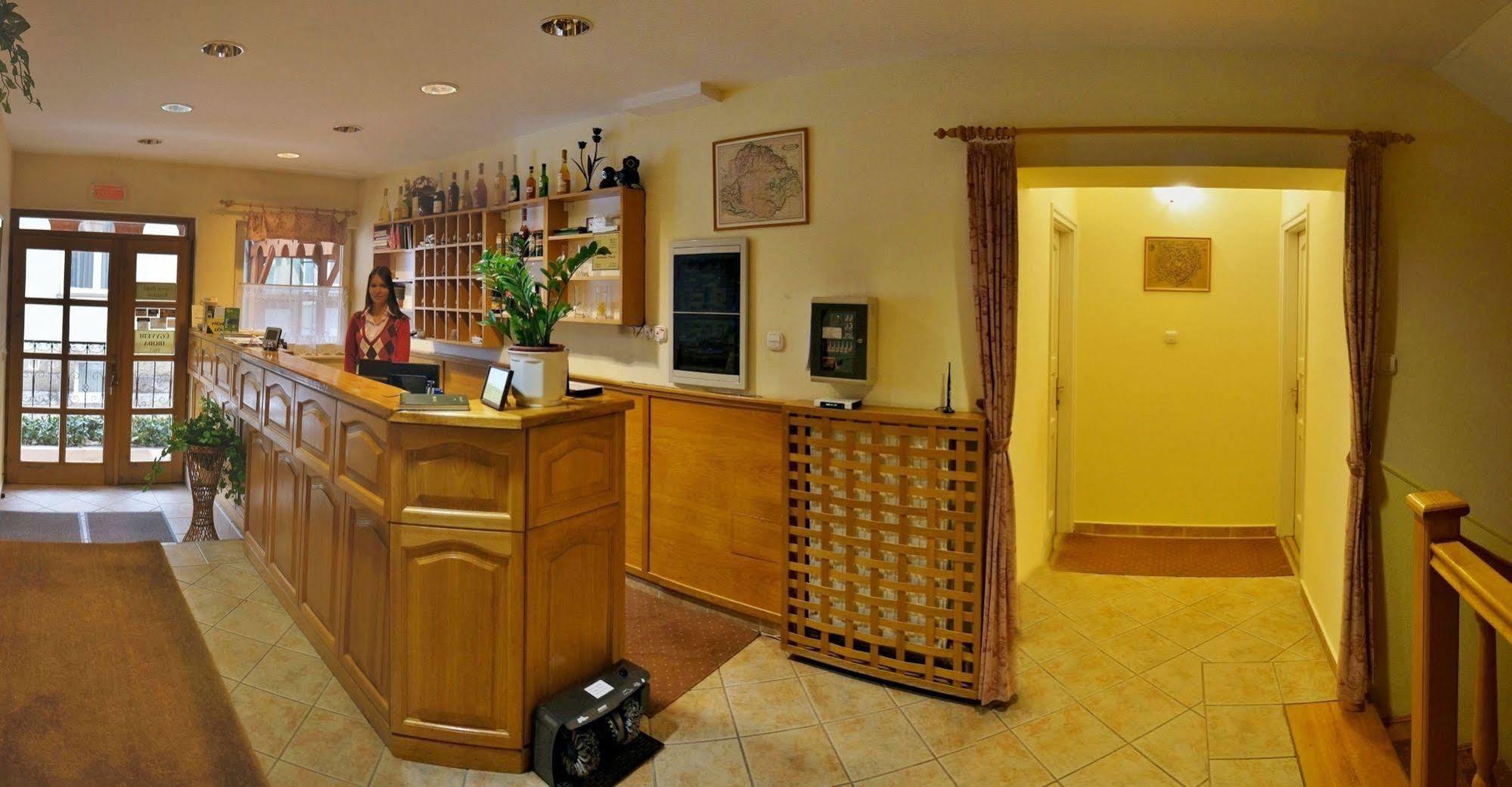 Corvin Hotel Gyor Bagian luar foto
