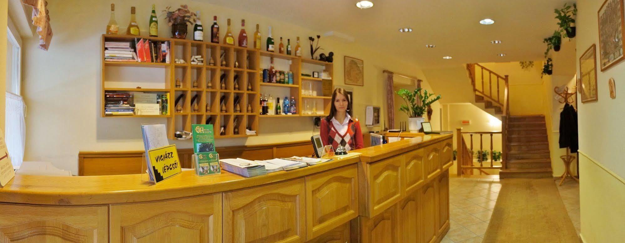 Corvin Hotel Gyor Bagian luar foto
