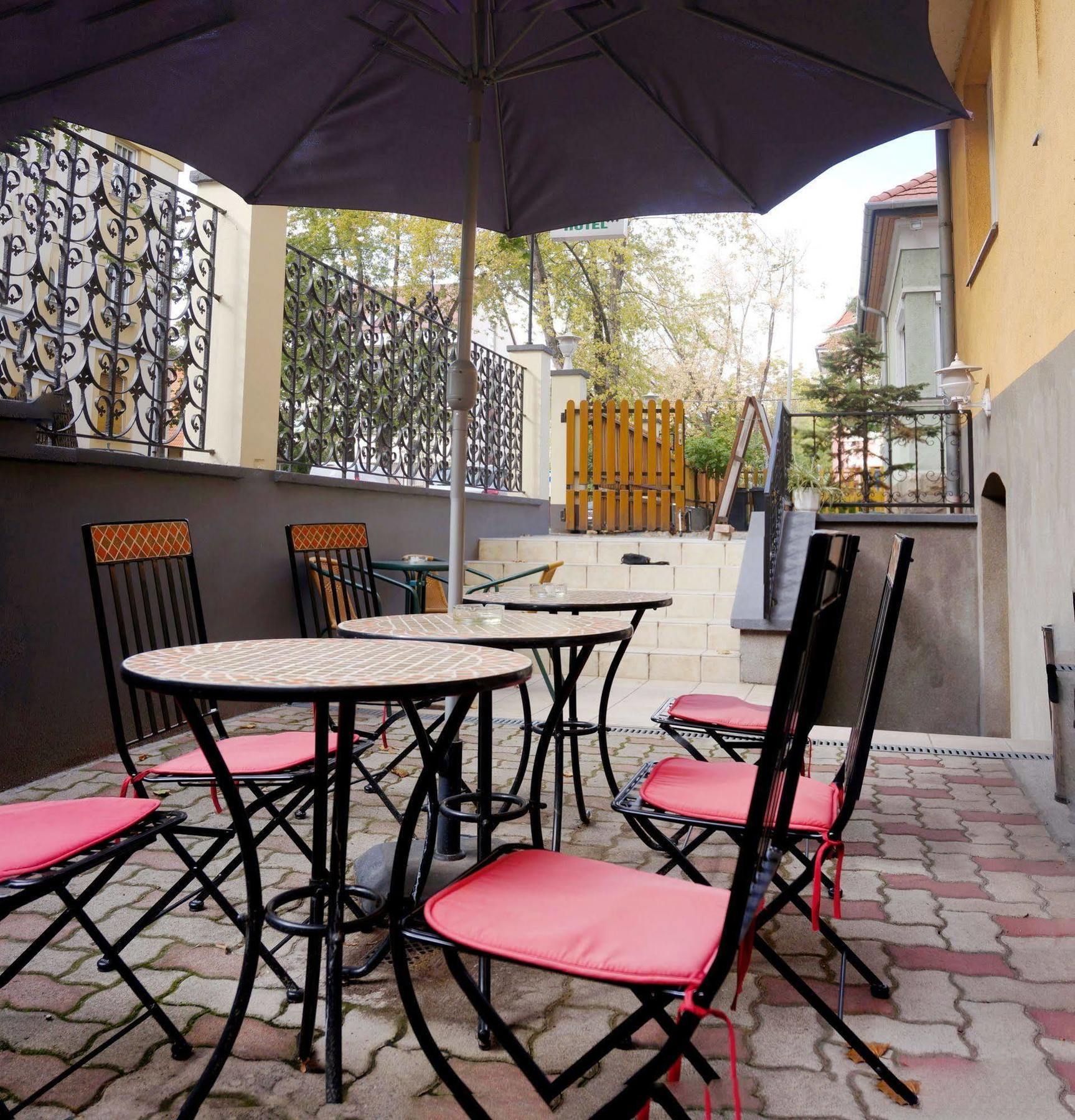 Corvin Hotel Gyor Bagian luar foto