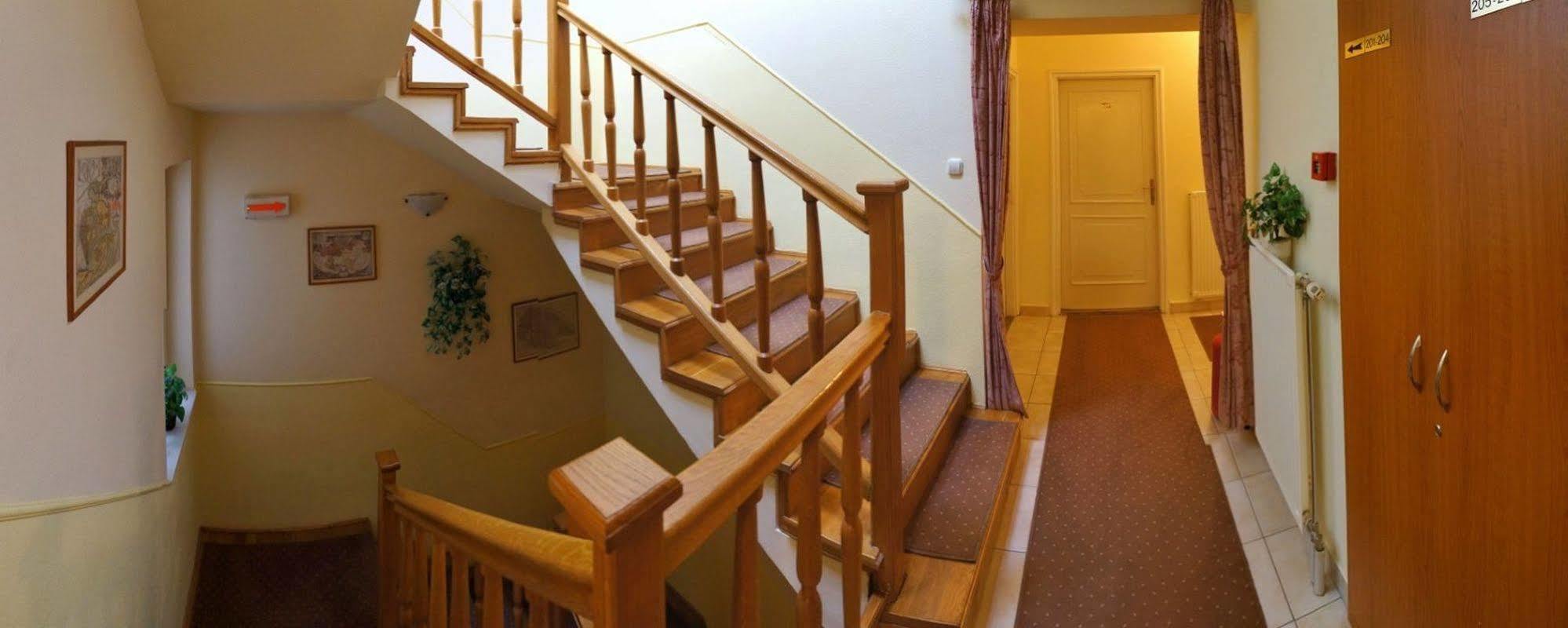 Corvin Hotel Gyor Bagian luar foto