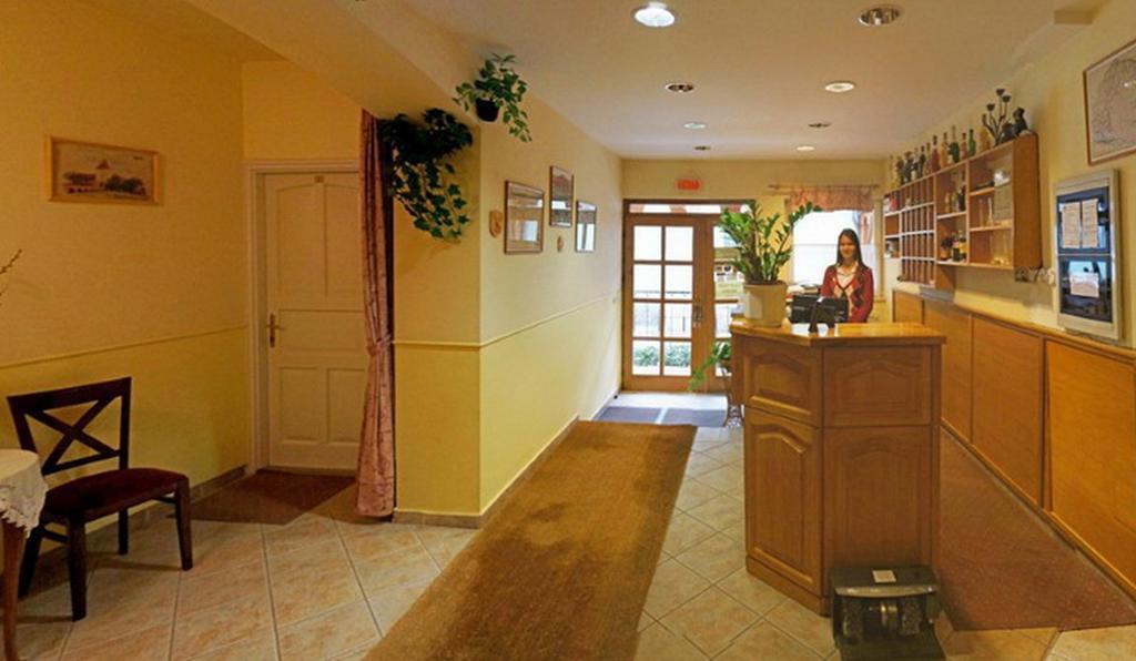 Corvin Hotel Gyor Bagian luar foto
