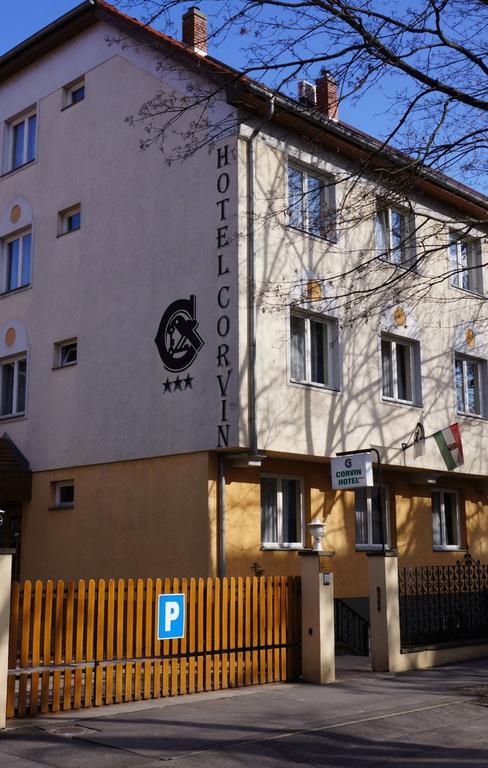 Corvin Hotel Gyor Bagian luar foto