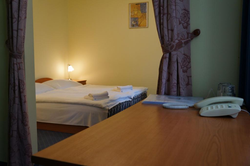 Corvin Hotel Gyor Bagian luar foto